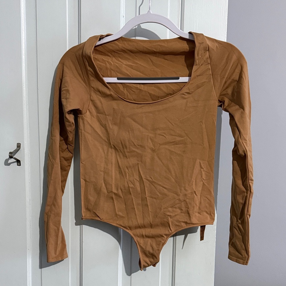 SKIMS ESSENTIAL LONG SLEEVE SCOOP NECK BODYSUIT